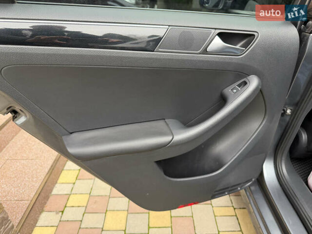 Сірий Фольксваген Джетта, об'ємом двигуна 2 л та пробігом 175 тис. км за 12499 $, фото 41 на Automoto.ua