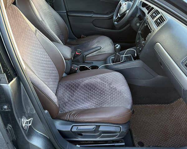 Сірий Фольксваген Джетта, об'ємом двигуна 2 л та пробігом 161 тис. км за 9800 $, фото 28 на Automoto.ua