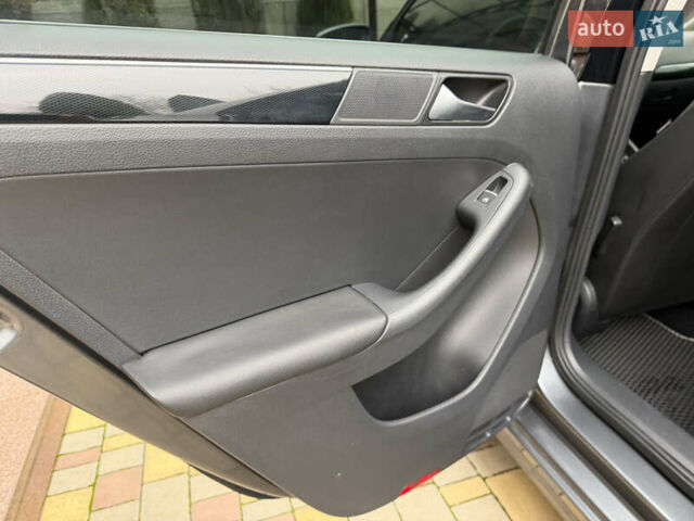 Сірий Фольксваген Джетта, об'ємом двигуна 2 л та пробігом 175 тис. км за 12499 $, фото 43 на Automoto.ua