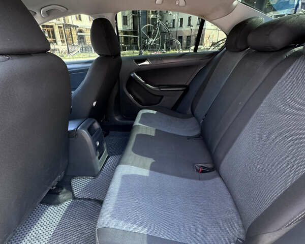 Фольксваген Джетта 2015 в Черновцах на Automoto.ua Серый Фольксваген Джетта, объемом двигателя 2 л и пробегом 310 тыс. км за 9500 $, фото 6 на Automoto.ua