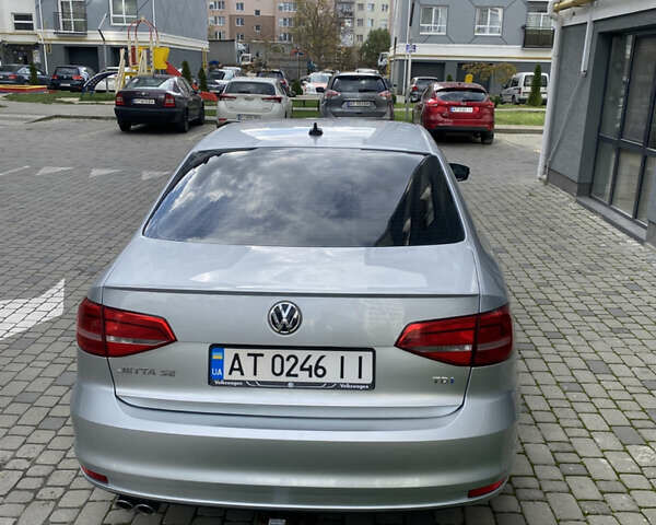 Фольксваген Джетта 2015 в Ивано-Франковске на Automoto.ua Серый Фольксваген Джетта, объемом двигателя 2 л и пробегом 222 тыс. км за 10999 $, фото 4 на Automoto.ua