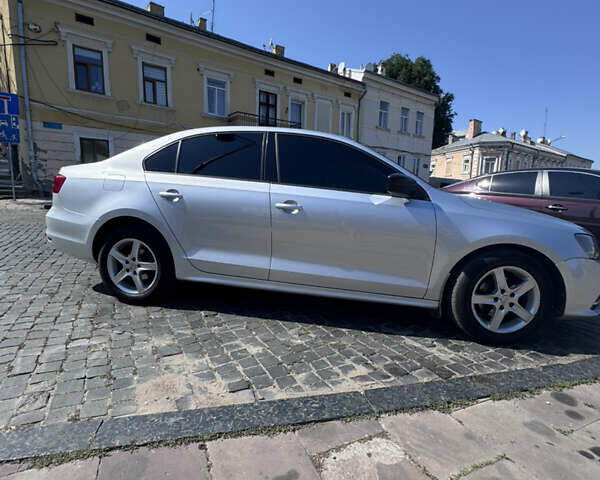Фольксваген Джетта 2015 в Черновцах на Automoto.ua Серый Фольксваген Джетта, объемом двигателя 2 л и пробегом 310 тыс. км за 9500 $, фото 11 на Automoto.ua