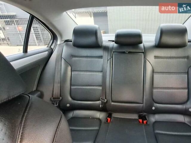 Серый Фольксваген Джетта, объемом двигателя 1.8 л и пробегом 143 тыс. км за 11500 $, фото 45 на Automoto.ua