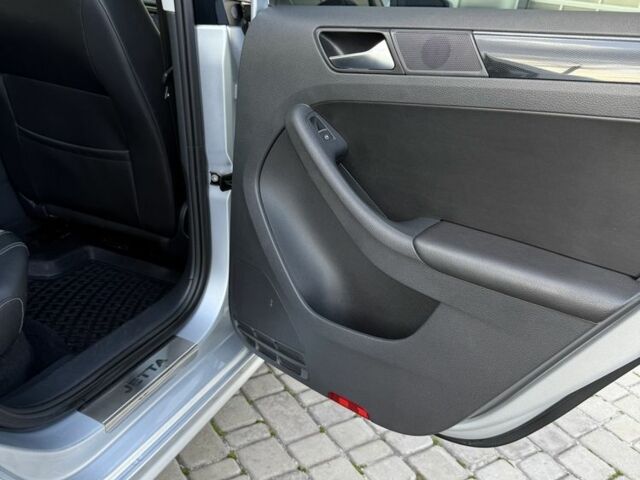 Серый Фольксваген Джетта, объемом двигателя 1.6 л и пробегом 90 тыс. км за 12000 $, фото 17 на Automoto.ua