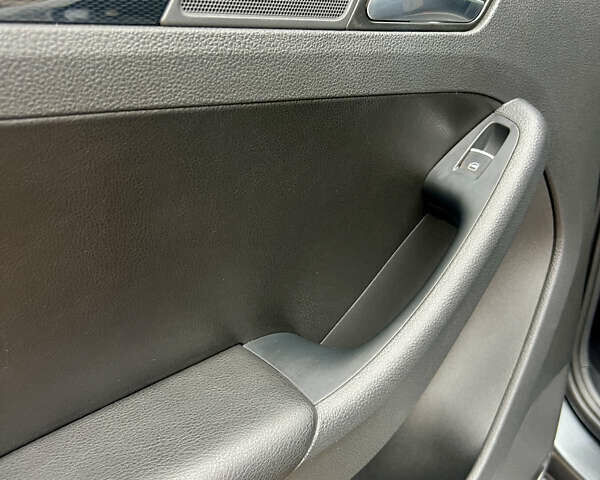 Серый Фольксваген Джетта, объемом двигателя 1.6 л и пробегом 224 тыс. км за 11500 $, фото 9 на Automoto.ua