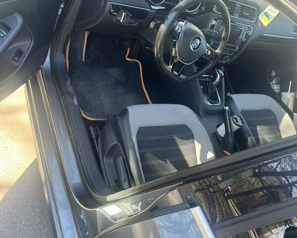 Серый Фольксваген Джетта, объемом двигателя 1.6 л и пробегом 258 тыс. км за 10700 $, фото 4 на Automoto.ua