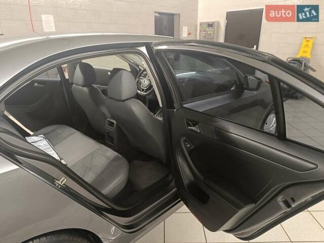 Серый Фольксваген Джетта, объемом двигателя 1.39 л и пробегом 165 тыс. км за 11200 $, фото 19 на Automoto.ua