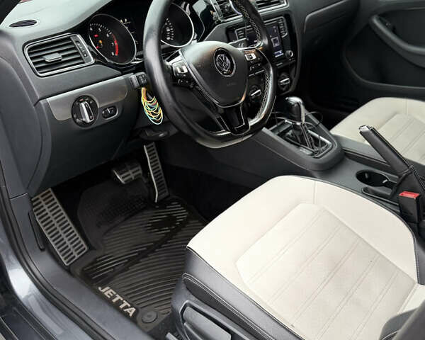 Серый Фольксваген Джетта, объемом двигателя 1.8 л и пробегом 237 тыс. км за 10300 $, фото 10 на Automoto.ua