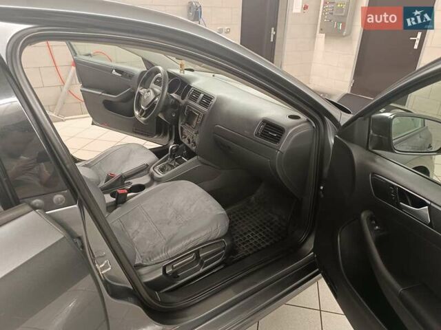 Серый Фольксваген Джетта, объемом двигателя 1.39 л и пробегом 165 тыс. км за 11200 $, фото 5 на Automoto.ua