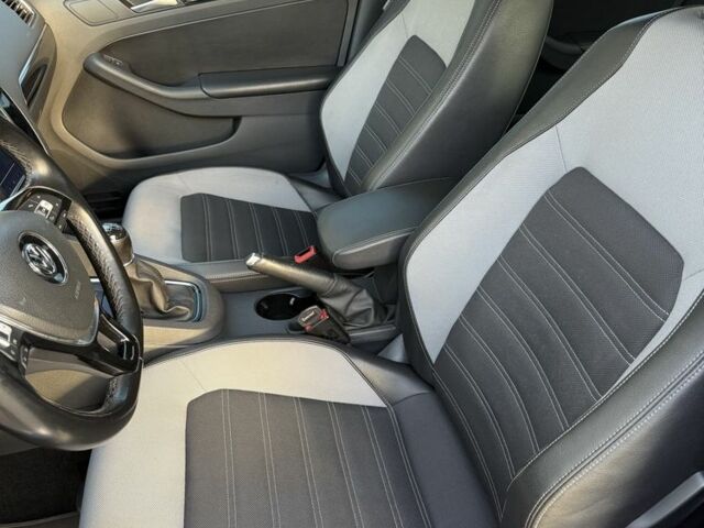 Серый Фольксваген Джетта, объемом двигателя 1.6 л и пробегом 90 тыс. км за 12000 $, фото 9 на Automoto.ua