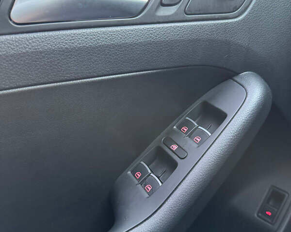 Сірий Фольксваген Джетта, об'ємом двигуна 1.6 л та пробігом 161 тис. км за 11500 $, фото 8 на Automoto.ua