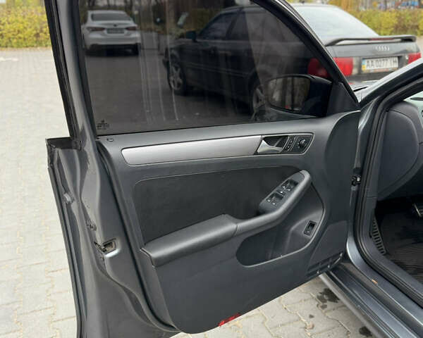 Серый Фольксваген Джетта, объемом двигателя 1.8 л и пробегом 237 тыс. км за 10300 $, фото 18 на Automoto.ua