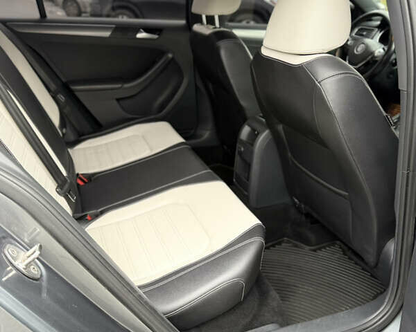 Серый Фольксваген Джетта, объемом двигателя 1.8 л и пробегом 237 тыс. км за 10300 $, фото 16 на Automoto.ua