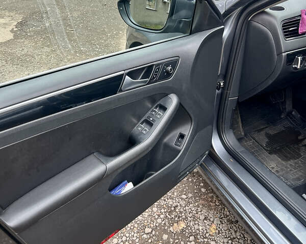 Серый Фольксваген Джетта, объемом двигателя 1.6 л и пробегом 224 тыс. км за 11500 $, фото 12 на Automoto.ua