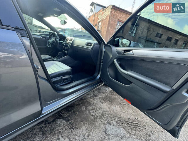 Серый Фольксваген Джетта, объемом двигателя 1.8 л и пробегом 119 тыс. км за 12000 $, фото 6 на Automoto.ua