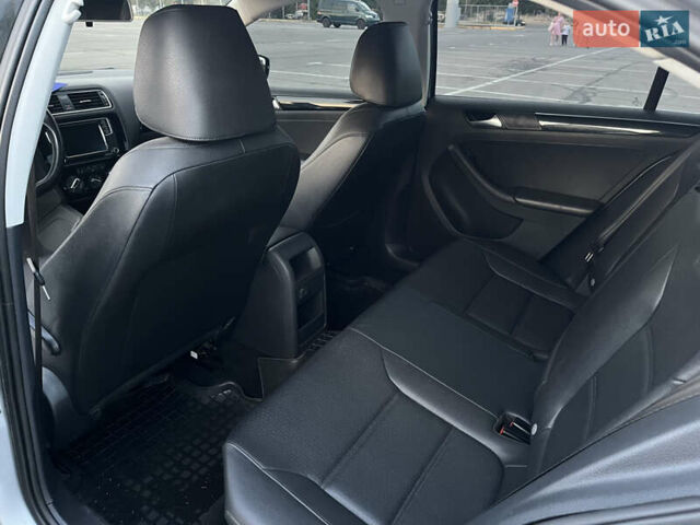 Сірий Фольксваген Джетта, об'ємом двигуна 1.8 л та пробігом 164 тис. км за 12000 $, фото 11 на Automoto.ua