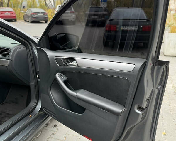 Серый Фольксваген Джетта, объемом двигателя 1.8 л и пробегом 237 тыс. км за 10300 $, фото 15 на Automoto.ua