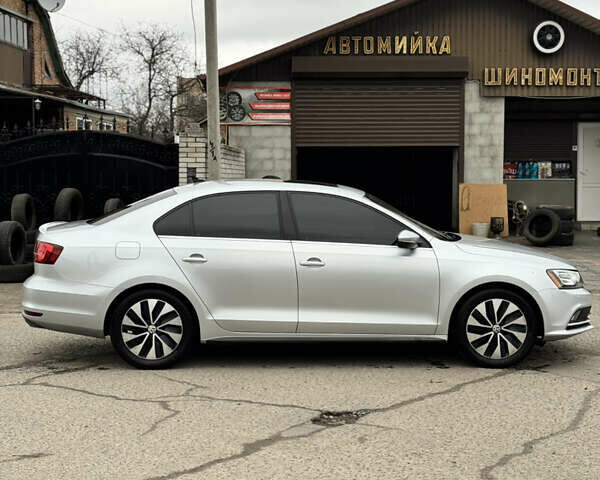 Сірий Фольксваген Джетта, об'ємом двигуна 1.39 л та пробігом 144 тис. км за 11999 $, фото 2 на Automoto.ua