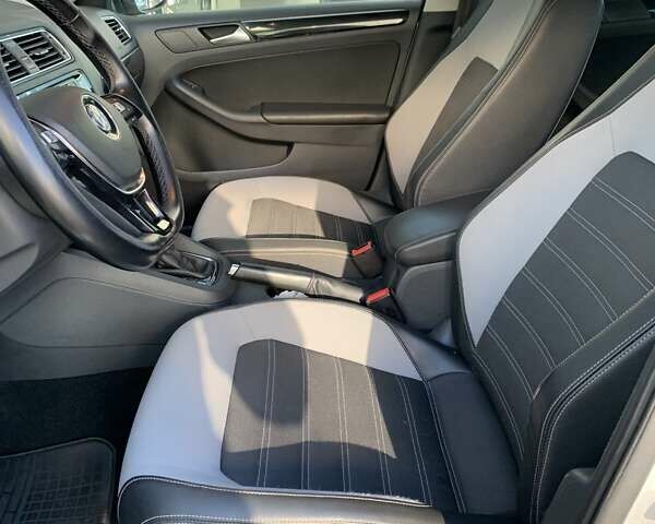 Сірий Фольксваген Джетта, об'ємом двигуна 1.6 л та пробігом 144 тис. км за 13000 $, фото 14 на Automoto.ua