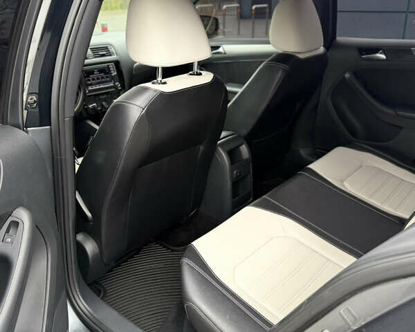 Серый Фольксваген Джетта, объемом двигателя 1.8 л и пробегом 237 тыс. км за 10300 $, фото 22 на Automoto.ua