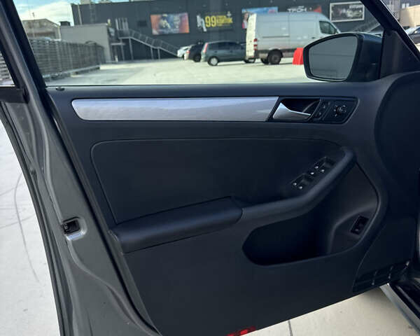 Фольксваген Джетта 2016 у Києві на Automoto.ua Сірий Фольксваген Джетта, об'ємом двигуна 1.4 л та пробігом 150 тис. км за 10000 $, фото 5 на Automoto.ua