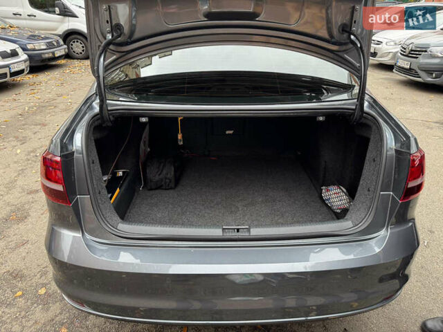 Серый Фольксваген Джетта, объемом двигателя 1.6 л и пробегом 213 тыс. км за 9700 $, фото 11 на Automoto.ua