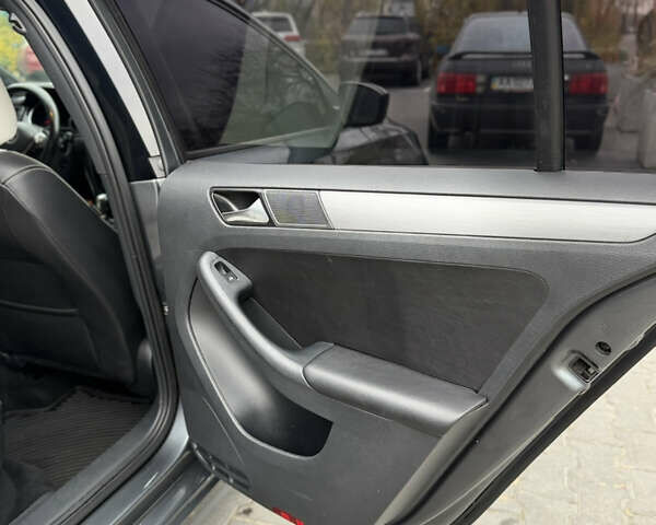 Серый Фольксваген Джетта, объемом двигателя 1.8 л и пробегом 237 тыс. км за 10300 $, фото 17 на Automoto.ua