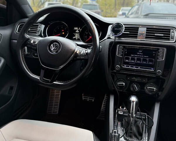 Серый Фольксваген Джетта, объемом двигателя 1.8 л и пробегом 237 тыс. км за 10300 $, фото 9 на Automoto.ua