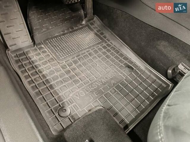 Серый Фольксваген Джетта, объемом двигателя 1.39 л и пробегом 165 тыс. км за 11200 $, фото 7 на Automoto.ua