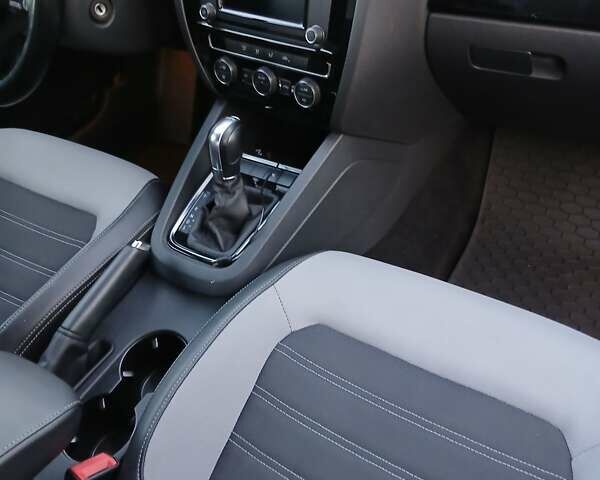 Сірий Фольксваген Джетта, об'ємом двигуна 1.6 л та пробігом 195 тис. км за 12000 $, фото 13 на Automoto.ua