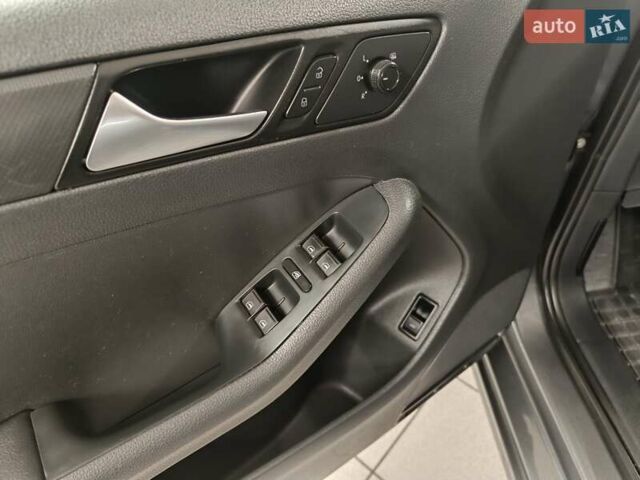 Серый Фольксваген Джетта, объемом двигателя 1.39 л и пробегом 165 тыс. км за 11200 $, фото 6 на Automoto.ua