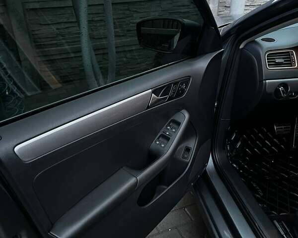 Серый Фольксваген Джетта, объемом двигателя 1.4 л и пробегом 88 тыс. км за 11000 $, фото 5 на Automoto.ua