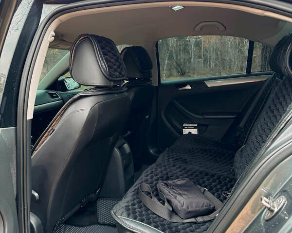 Фольксваген Джетта 2017 в Кременчуге на Automoto.ua Серый Фольксваген Джетта, объемом двигателя 1.4 л и пробегом 92 тыс. км за 13100 $, фото 13 на Automoto.ua