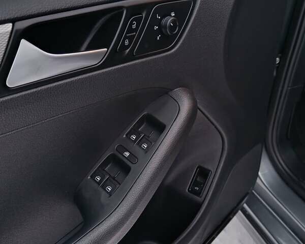 Серый Фольксваген Джетта, объемом двигателя 1.4 л и пробегом 57 тыс. км за 11500 $, фото 13 на Automoto.ua