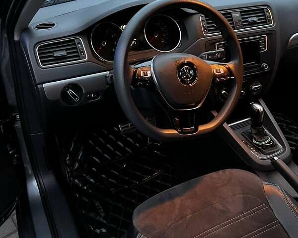 Серый Фольксваген Джетта, объемом двигателя 1.4 л и пробегом 88 тыс. км за 11000 $, фото 2 на Automoto.ua