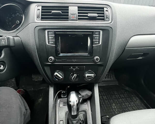 Серый Фольксваген Джетта, объемом двигателя 1.4 л и пробегом 110 тыс. км за 9500 $, фото 9 на Automoto.ua