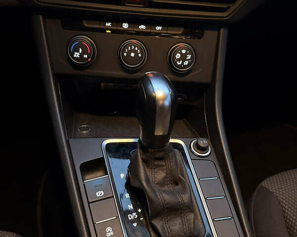 Серый Фольксваген Джетта, объемом двигателя 1.4 л и пробегом 143 тыс. км за 14800 $, фото 47 на Automoto.ua