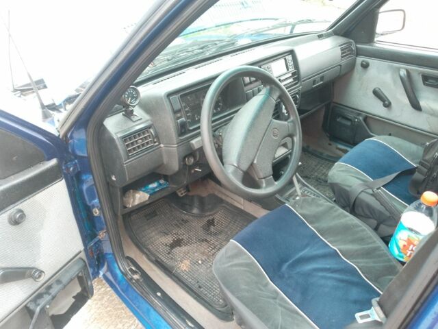 Синий Фольксваген Джетта, объемом двигателя 1 л и пробегом 415 тыс. км за 999 $, фото 4 на Automoto.ua