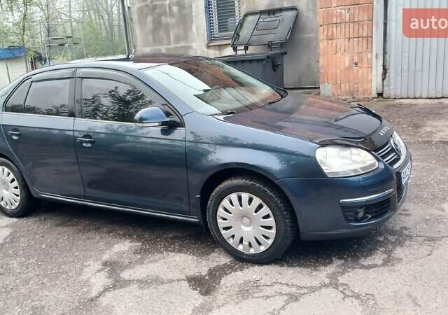 Синий Фольксваген Джетта, объемом двигателя 1.6 л и пробегом 202 тыс. км за 5500 $, фото 1 на Automoto.ua