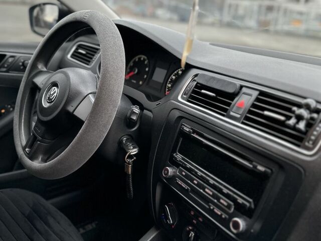 Фольксваген Джетта 2013 в Кицмане на Automoto.ua Синий Фольксваген Джетта, объемом двигателя 2 л и пробегом 160 тыс. км за 9600 $, фото 9 на Automoto.ua