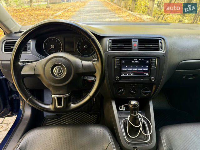 Фольксваген Джетта 2014 в Черновцах на Automoto.ua Синий Фольксваген Джетта, объемом двигателя 1.8 л и пробегом 147 тыс. км за 8300 $, фото 35 на Automoto.ua