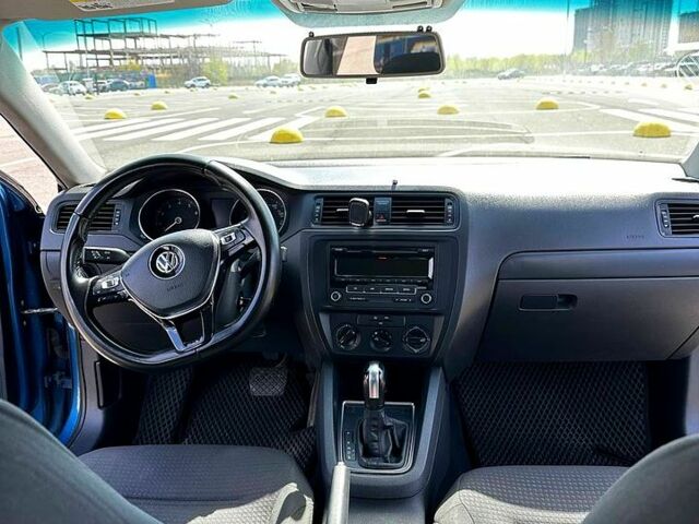 Фольксваген Джетта 2015 у Києві на Automoto.ua Синій Фольксваген Джетта, об'ємом двигуна 2 л та пробігом 230 тис. км за 7998 $, фото 2 на Automoto.ua