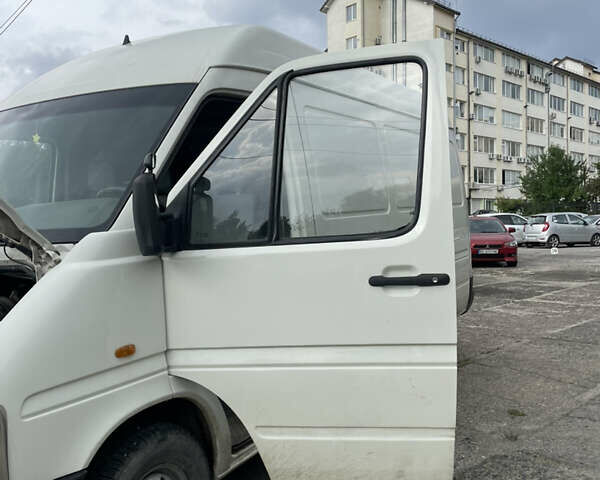 Белый Фольксваген ЛТ, объемом двигателя 2.5 л и пробегом 446 тыс. км за 6500 $, фото 1 на Automoto.ua