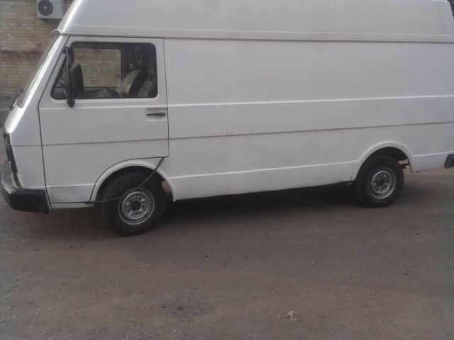 Белый Фольксваген ЛТ, объемом двигателя 2.4 л и пробегом 280 тыс. км за 2200 $, фото 2 на Automoto.ua