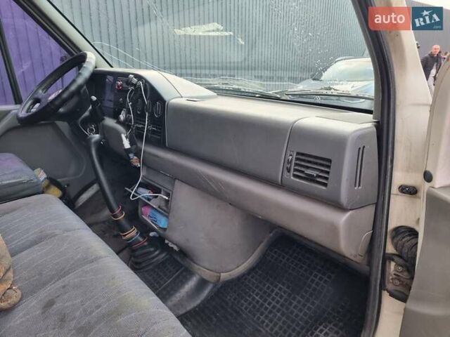 Белый Фольксваген ЛТ, объемом двигателя 2.46 л и пробегом 800 тыс. км за 8500 $, фото 3 на Automoto.ua