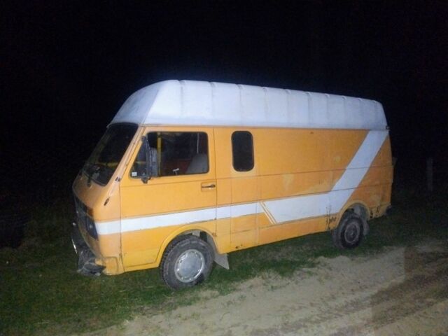 Жовтий Фольксваген ЛТ, об'ємом двигуна 2.4 л та пробігом 345 тис. км за 900 $, фото 1 на Automoto.ua