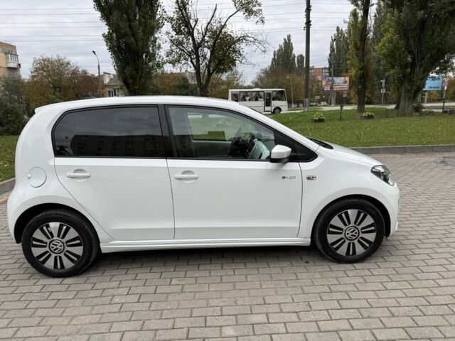 Фольксваген Мультиван 2013 в Каменце-Подольском на Automoto.ua Белый Фольксваген Мультиван, объемом двигателя 0 л и пробегом 150 тыс. км за 5999 $, фото 3 на Automoto.ua