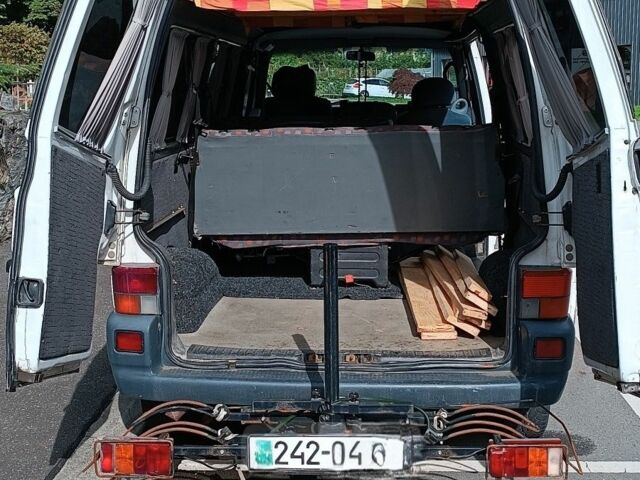 Белый Фольксваген Мультиван, объемом двигателя 2.4 л и пробегом 350 тыс. км за 3880 $, фото 3 на Automoto.ua