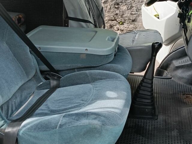 Белый Фольксваген Мультиван, объемом двигателя 2.4 л и пробегом 350 тыс. км за 3880 $, фото 7 на Automoto.ua