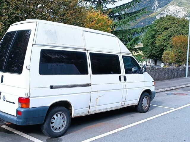 Белый Фольксваген Мультиван, объемом двигателя 2.4 л и пробегом 350 тыс. км за 3880 $, фото 1 на Automoto.ua